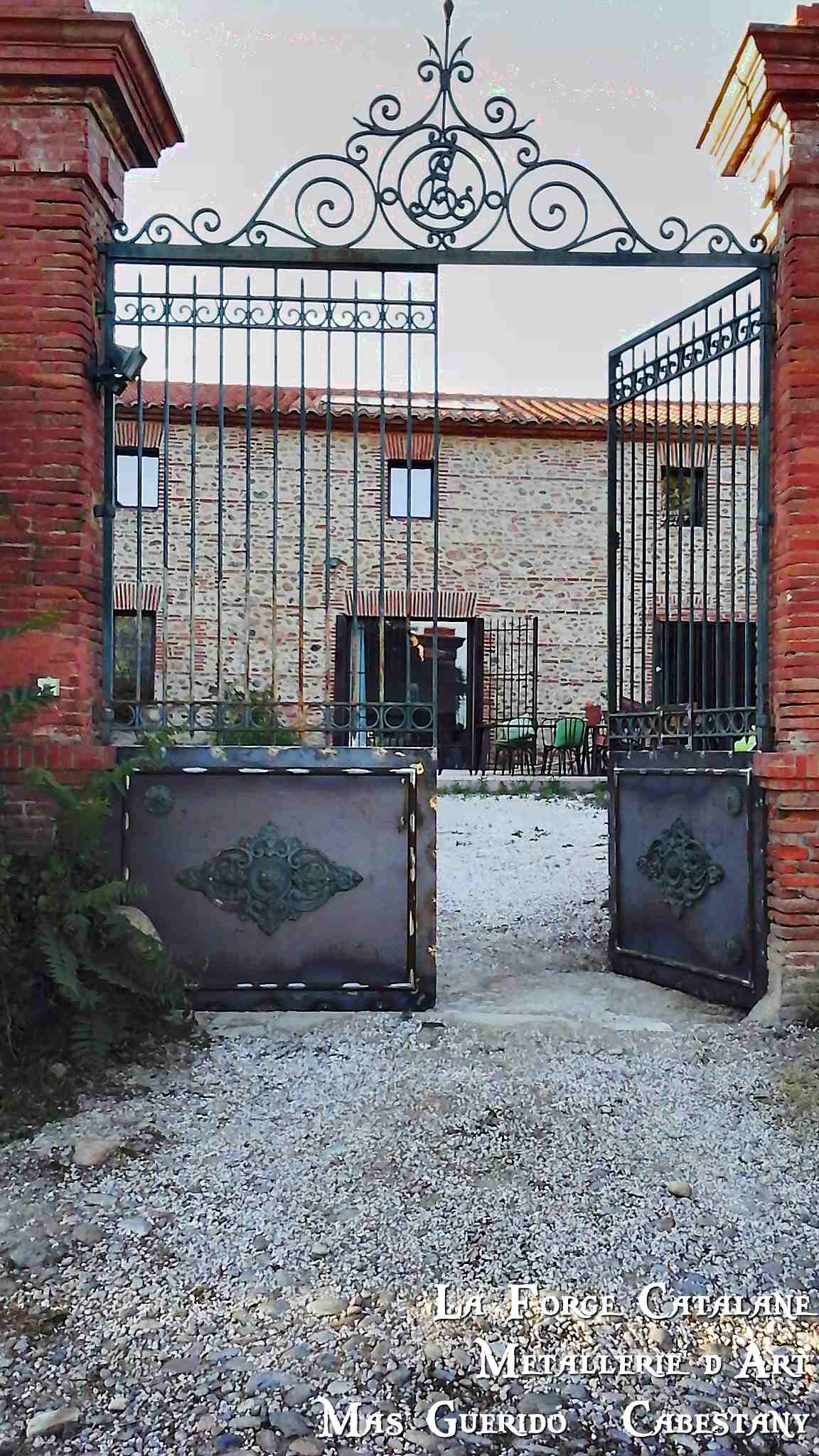 portail 2 vantaux à l'ancienne ferronnerie palmettes frise volutes fer La Forge Catalane Cabestany.jpg